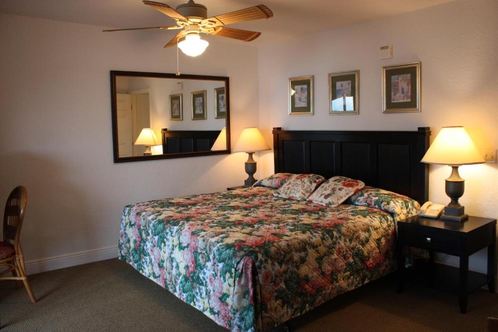 King Suite with Lake View interior